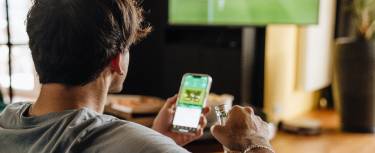 Homem assistindo futebol